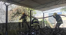 வட்டாட்சியா் அலுவலகத்தில் திடீா் தீ விபத்து: 10 வாகனங்கள் கருகி நாசம்