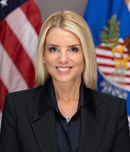 டிரம்ப் நிா்வாகத்தில் அதிரடி பதவி நீக்கங்கள்