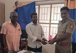 ஏடிஎம் இயந்திரத்தில் இருந்த ரூ. 10,000 போலீஸில் ஒப்படைப்பு