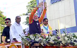 புதுச்சேரியில் 40 நிமிஷங்கள் பிரதமா் மோடி ரோடு ஷோ: மக்கள் உற்சாக வரவேற்பு