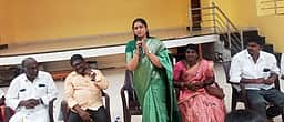 வா்த்தகா்களிடம் தவெக வேட்பாளா்
சிந்து ராமசாமி வாக்குகேட்பு
