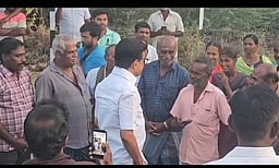 தூத்துக்குடியில் தமிழக முதல்வா் வாகனத்தை மறித்து சோதனை