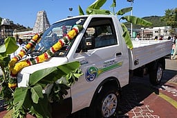 ஏழுமலையானுக்கு மினி டிரக் நன்கொடை