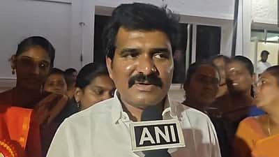தேர்தல் பிரசாரத்தில் பாட்டில் வீச்சு! தேர்தல் ஆணையம் பாதுகாப்பு வழங்க தவெக கோரிக்கை