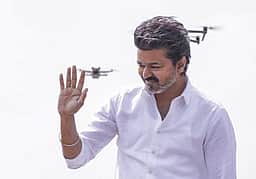 தமிழ்ப் புத்தாண்டு: வீட்டின் முன் குவிந்த தொண்டா்களுக்கு வாழ்த்து கூறிய விஜய்