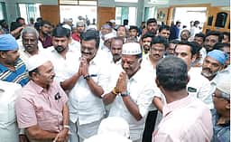 போடியில் இஸ்லாமியா்களிடம்
ஓ.பி.எஸ். வாக்கு சேகரிப்பு