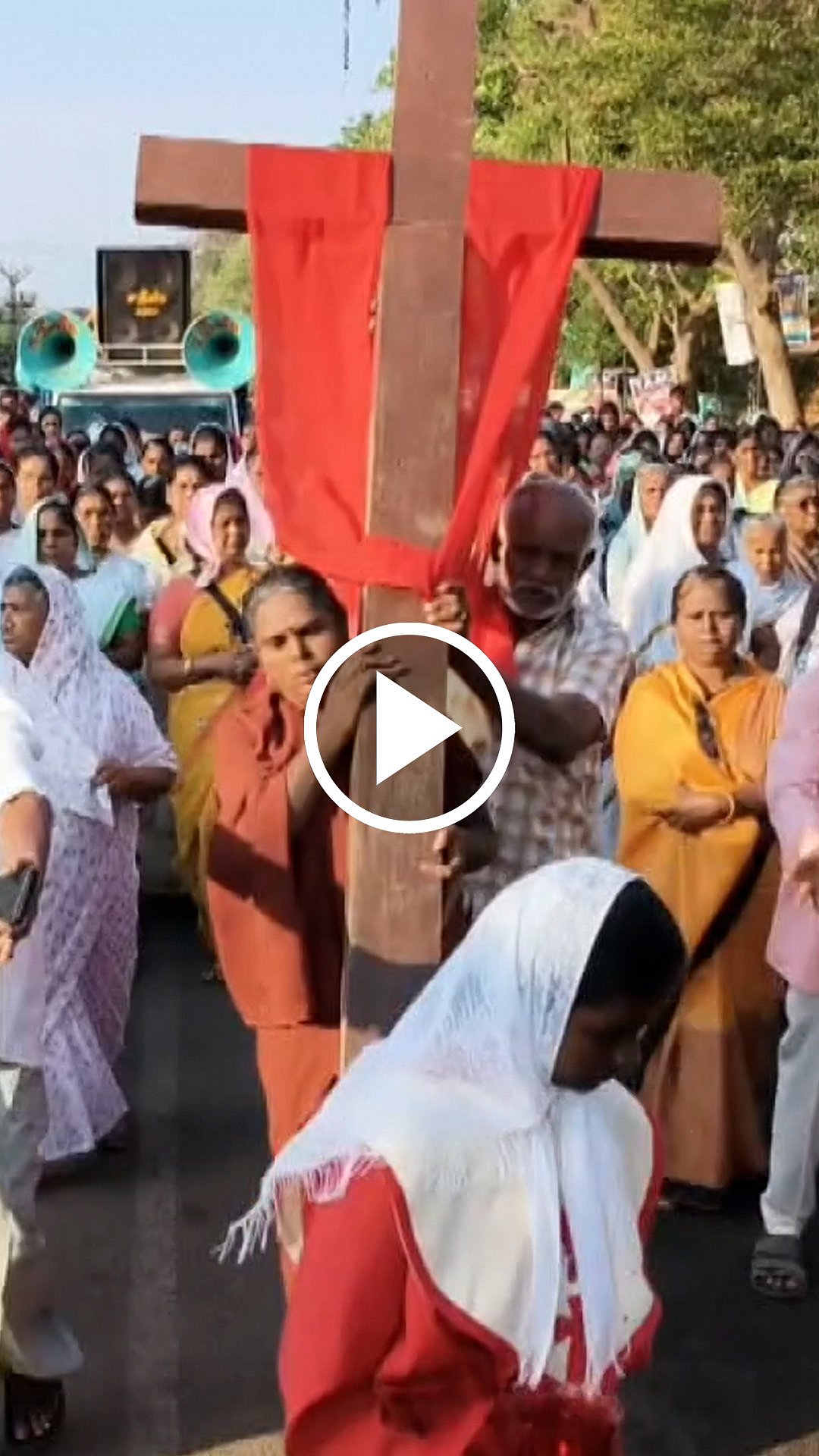 புனித வெள்ளி; சிலுவைப் பாதை ஊர்வலம்! ஏராளமானோர் பங்கேற்பு!