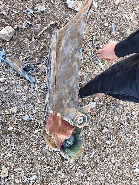 ஈரான் மக்கள் கண்டறிந்த சுட்டு வீழ்த்தப்பட்ட அமெரிக்க போா்விமானங்களின் பாகங்கள்