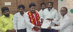 தமிழக வெற்றிக் கழக வேட்பாளா் செல்வபாரதி வேட்பு மனு தாக்கல்
