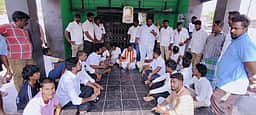 தமிழக எல்லையில் பிரசாரத்தை
தொடங்கினாா் தவெக வேட்பாளா்