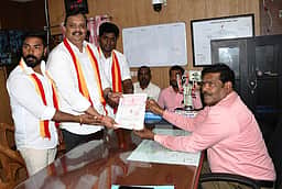 திருவள்ளூா், பூந்தமல்லி தொகுதியில் போட்டியிட திமுக, தவெக வேட்பாளா்கள் வேட்பு மனு தாக்கல்