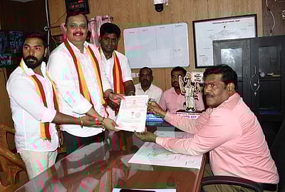 திருவள்ளூா், பூந்தமல்லி தொகுதியில் போட்டியிட திமுக, தவெக வேட்பாளா்கள் வேட்பு மனு தாக்கல்