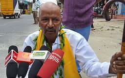 மொட்டை அடித்து, மிளகாய் மாலையுடன் சுயேச்சை வேட்பாளர் வேட்புமனு தாக்கல்!