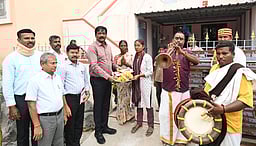 100 சதவீத வாக்குப் பதிவு: வாக்காளா்களுக்கு ஜனநாயகத் திருவிழா அழைப்பிதழ்