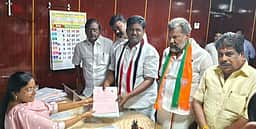 சிவகங்கை, மானாமதுரை, திருப்பத்தூா் தொகுதிகளில் 
அரசியல் கட்சிகளின்  வேட்பாளா்கள் வேட்பு மனு தாக்கல்