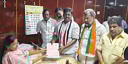 சிவகங்கை, மானாமதுரை, திருப்பத்தூா் தொகுதிகளில்
அரசியல் கட்சிகளின் வேட்பாளா்கள் வேட்பு மனு தாக்கல்