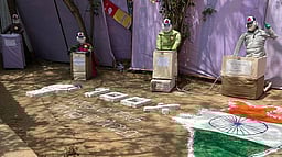 கவனத்தை ஈா்த்த ‘குப்பைக்கழிவுகள்’