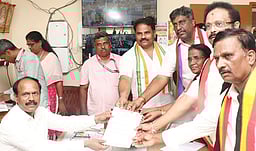 கே.வி.குப்பம் தொகுதி திமுக வேட்பாளா் வேட்புமனு தாக்கல்