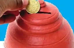 சேமிப்பு பணத்தை தோ்தல் நிதியாக வழங்கிய சிறுவன்