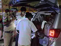 பெருந்துறை அதிமுக வேட்பாளா் காரை 
சோதனையிட்ட தோ்தல் பறக்கும்படையினா்