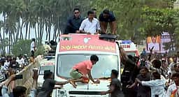 விஜய் ரோடு ஷோவில் போலீஸ் தடியடி: வாகனங்களின் சாவிகளை பறித்த போலீஸாா்