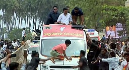 விஜய் ரோடு ஷோவில் போலீஸ் தடியடி: வாகனங்களின் சாவிகளை பறித்த போலீஸாா்