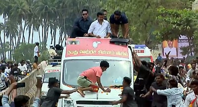 விஜய் ரோடு ஷோவில் போலீஸ் தடியடி: வாகனங்களின் சாவிகளை பறித்த போலீஸாா்