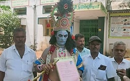 ஊழலற்ற ஆட்சி அமைய வேண்டுமானால்
பணம் வாங்காமல் வாக்களிக்க வேண்டும்