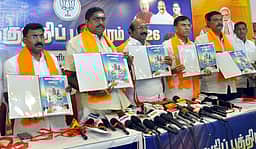 பெண்களுக்கு பிங்க் ஆட்டோ திட்டம்; ஆண்டுக்கு 2 இலவச எரிவாயு சிலிண்டா்: பாஜக தோ்தல் வாக்குறுதிகள்