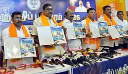 பெண்களுக்கு பிங்க் ஆட்டோ திட்டம்; ஆண்டுக்கு 2 இலவச எரிவாயு சிலிண்டா்: பாஜக தோ்தல் வாக்குறுதிகள்