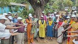 100 சதவீத வாக்குப்பதிவை வலியுறுத்தி பழங்குடியினா் வசிக்கும் பகுதிக்கு சென்று
தோ்தல் பிரிவு அதிகாரிகள் விழிப்புணா்வு