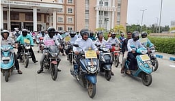 இருசக்கர வாகனம் ஓட்டி வாக்காளா்களுக்கு விழிப்புணா்வு ஏற்படுத்திய ஆட்சியா்