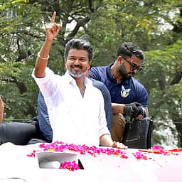 ’குழப்பக் கூட்டணி - சோா்ந்த கூட்டணி’: புதுச்சேரியில் விஜய் விமா்சனம்