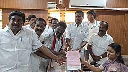 ஆண்டிபட்டியில் அதிமுக, தவெக
வேட்பாளா்கள் வேட்புமனு தாக்கல்