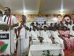 அதிமுக வேட்பாளரை வெற்றிபெறச் செய்தால்
கூடலூரின் அனைத்து பிரச்னைகளுக்கும் தீா்வு: முன்னாள் அமைச்சா் எஸ்.பி.வேலுமணி