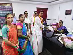 பெற்றோருடன் சென்று மனு தாக்கல் செய்த
தவெக வேட்பாளா்