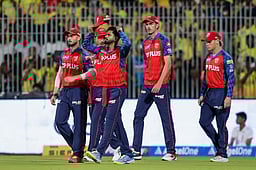 மெதுவாக ஓவா் வீச்சு: பஞ்சாப் கிங்ஸ் கேப்டன் ஷ்ரேயஸ், அணி வீரா்களுக்கு அபராதம்