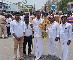 நெற்கதிா்களுடன்  வந்த வேட்பாளா்