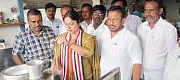 கரூரில் வாக்காளா்களுக்கு தேநீா் வழங்கி அதிமுக வேட்பாளா் வாக்கு சேகரிப்பு