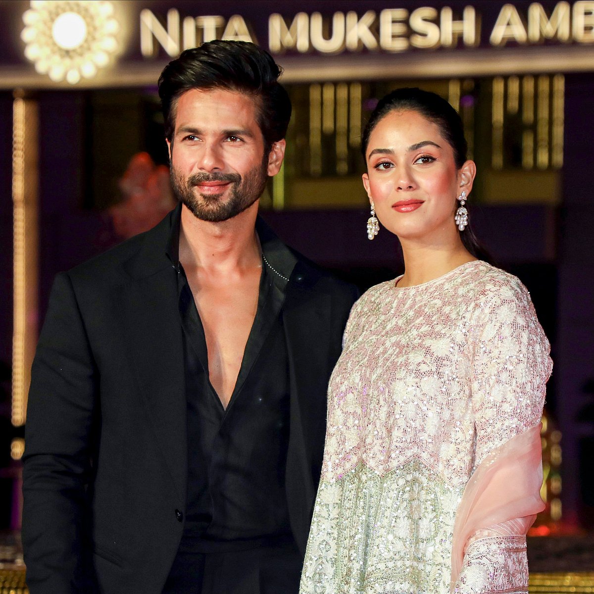 நீடா முகேஷ் அம்பானி கலாச்சார மையம் மூன்றாண்டு நிறைவு செய்ததையடுத்து, இதனை கொண்டாடும் வகையில் நடைபெற்ற ஒரு பிரம்மாண்டமான நிகழ்வில் பங்கேற்ற வந்த பாலிவுட் நடிகர் ஷாஹித் கபூர் உடன் அவரது மனைவி மீரா ராஜ்புத் கபூர்.