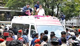 விஜய் ரோடு ஷோவில் முக்கிய அம்சங்கள்: பாட்டுப்பாடி வாக்கு சேகரித்த விஜய்