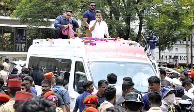 விஜய் ரோடு ஷோவில் முக்கிய அம்சங்கள்: பாட்டுப்பாடி வாக்கு சேகரித்த விஜய்