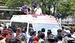 விஜய் ரோடு ஷோவில் முக்கிய அம்சங்கள்: பாட்டுப்பாடி வாக்கு சேகரித்த விஜய்