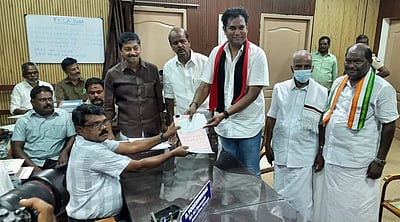 மன்னார்குடியில் திமுக வேட்பாளர் டி.ஆர்.பி. ராஜா வேட்பு மனு தாக்கல் 