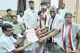 மன்னாா்குடியில் அஇபுதமமுக வேட்பாளா் வேட்புமனு தாக்கல்