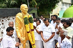 வேட்பாளரை மாற்ற மகாத்மா காந்தி சிலையிடம்
முறையிட்ட காங்கிரஸ் கட்சியினா்