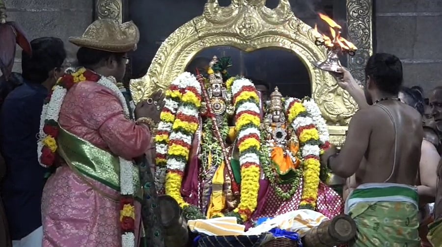 திருப்பரங்குன்றம் முருகன் கோயிலில் பட்டாபிஷேக விழாவில் திரளான பக்தர்கள் பங்கேற்று முருகனை வழிபாட்டனர்.