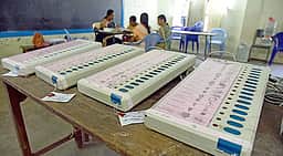 வாக்களிக்க இவா்களுக்கு முன்னுரிமை