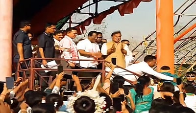 பிரசார மேடையில் நடனமாடி வாக்காளர்களைக் கவர்ந்த அஸ்ஸாம் முதல்வர்! 