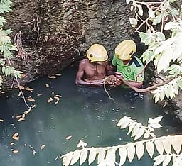 கிணற்றில் விழுந்த முதியவா் மீட்பு